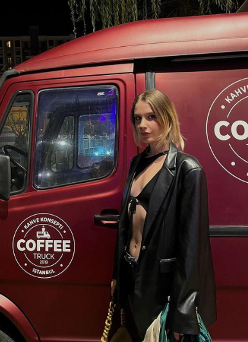 Ebrar Karakurt'tan ayrılan İmge'den olay yaratacak poz!