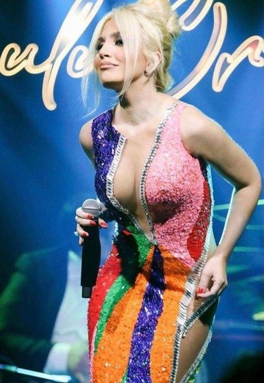 Lerzan Mutlu derin dekolteli elbisesiyle sahnede!