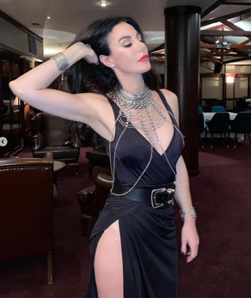 Defne Samyeli yırtmaçlı siyah elbisesiyle dikkat çekti!