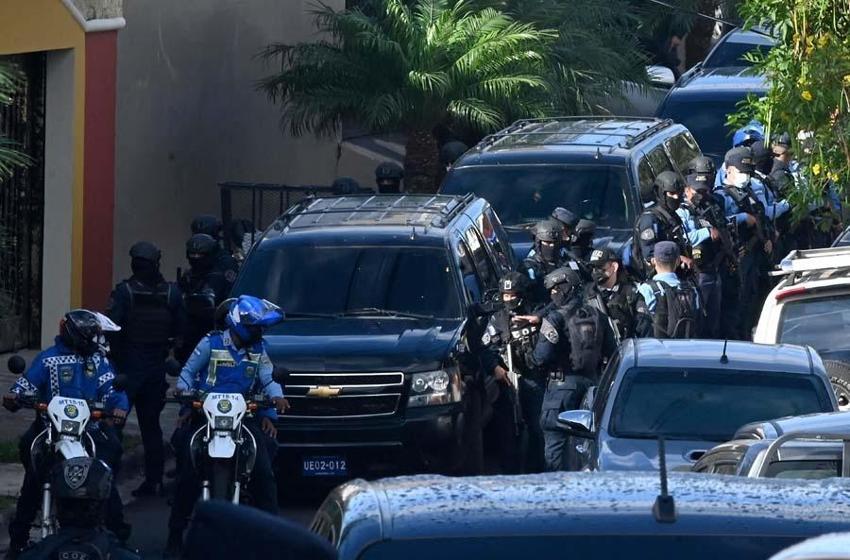Honduras'ta eski devlet başkanı Juan Orlando Hernandez'i canlı yayında gözaltına aldılar!