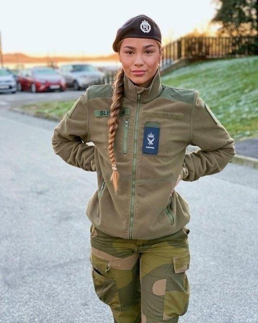 Kadın askerler fotoğrafları çekinmeden sosyal medyadan paylaştılar!