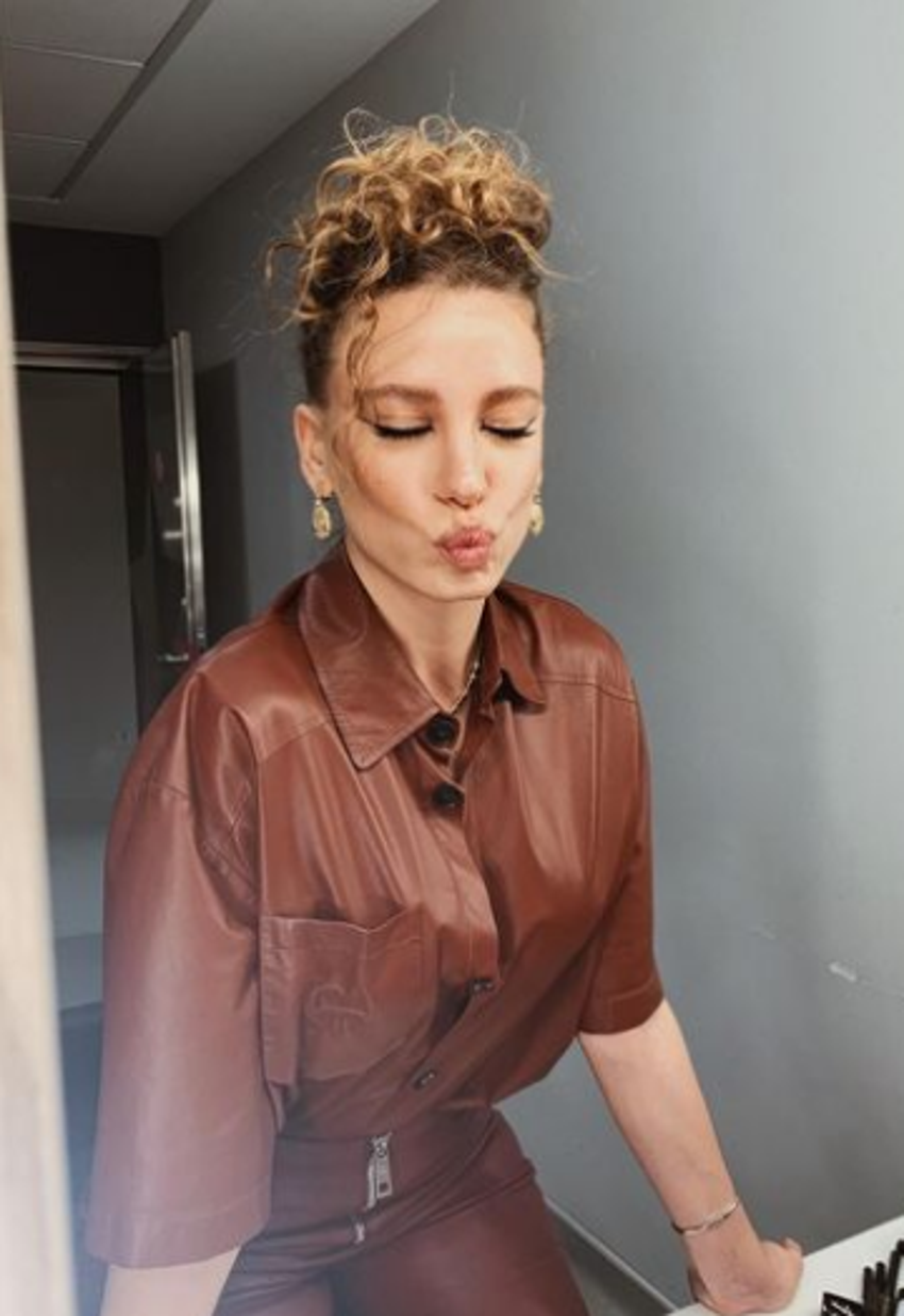 Serenay Sarıkaya kulisten paylaştı, beğeni yağdı!