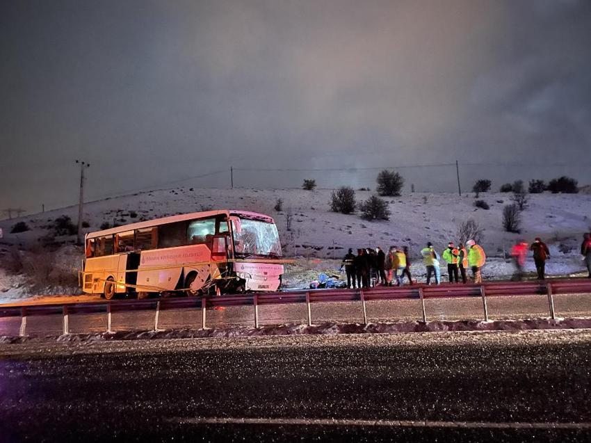 Yolcu otobüsü şarampole devrildi! Ölü ve yaralılar var!