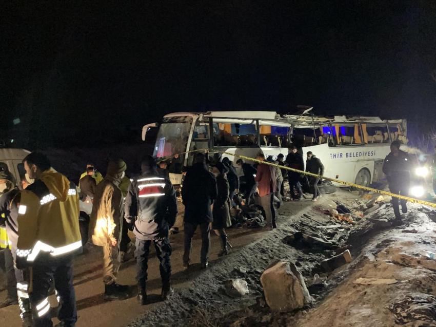 Yolcu otobüsü şarampole devrildi! Ölü ve yaralılar var!