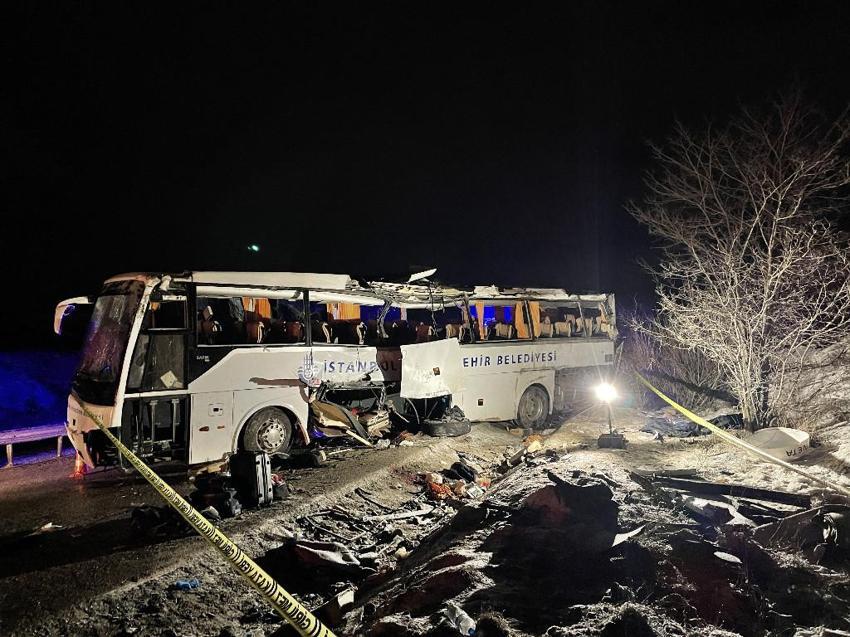Yolcu otobüsü şarampole devrildi! Ölü ve yaralılar var!