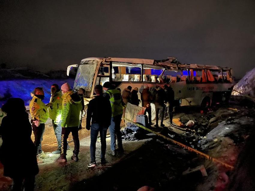 Yolcu otobüsü şarampole devrildi! Ölü ve yaralılar var!