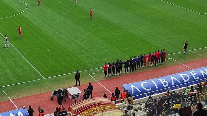 Süper Lig'de görülmemiş protesto! Yeni Malatyaspor - Antalyaspor maçının ilk 20 saniyesinde...