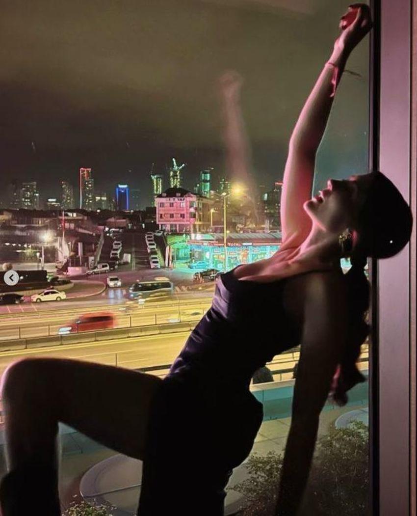 Burcu Özberk'ten gece yarısı pozu! "Sadece dışarı izlemek istemiştim"