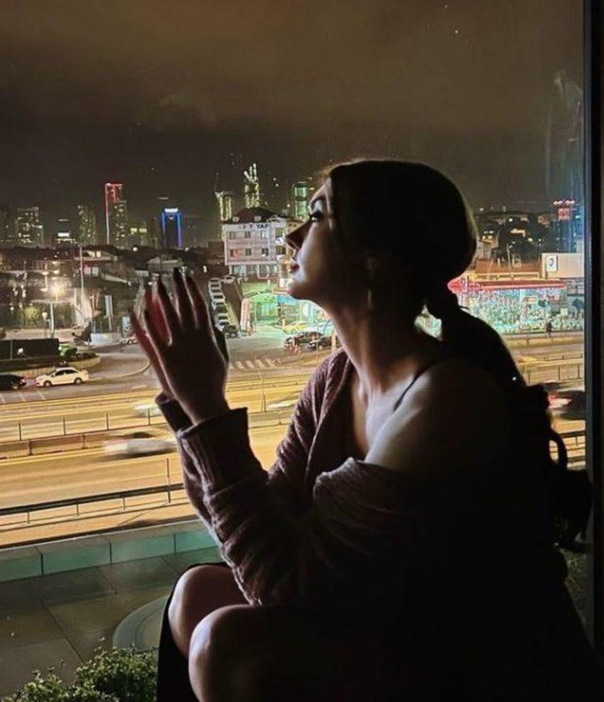 Burcu Özberk'ten gece yarısı pozu! "Sadece dışarı izlemek istemiştim"