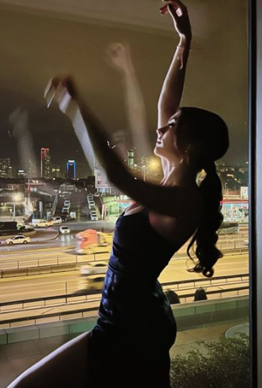 Burcu Özberk'ten gece yarısı pozu! "Sadece dışarı izlemek istemiştim"