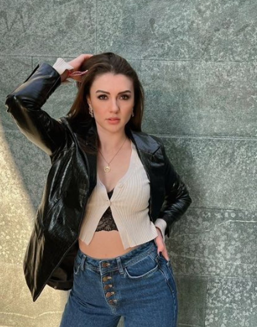 Burcu Özberk'ten gece yarısı pozu! "Sadece dışarı izlemek istemiştim"