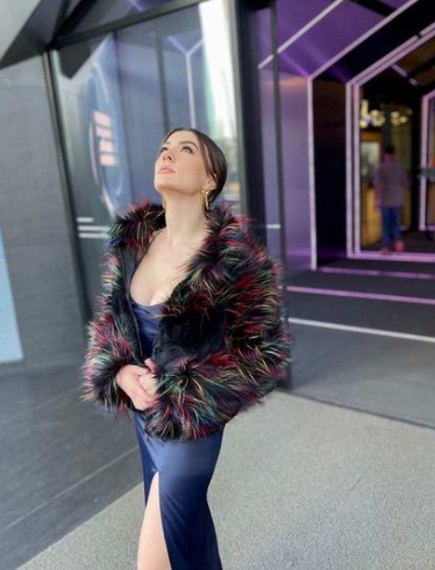 Burcu Özberk'ten gece yarısı pozu! "Sadece dışarı izlemek istemiştim"