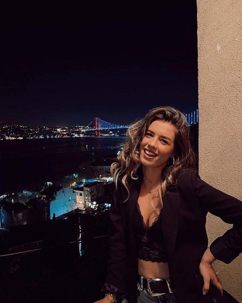 Survivor Sude Burcu'nun kardeşini gören inanamıyor! Bikinili pozları Instagram'ı salladı...