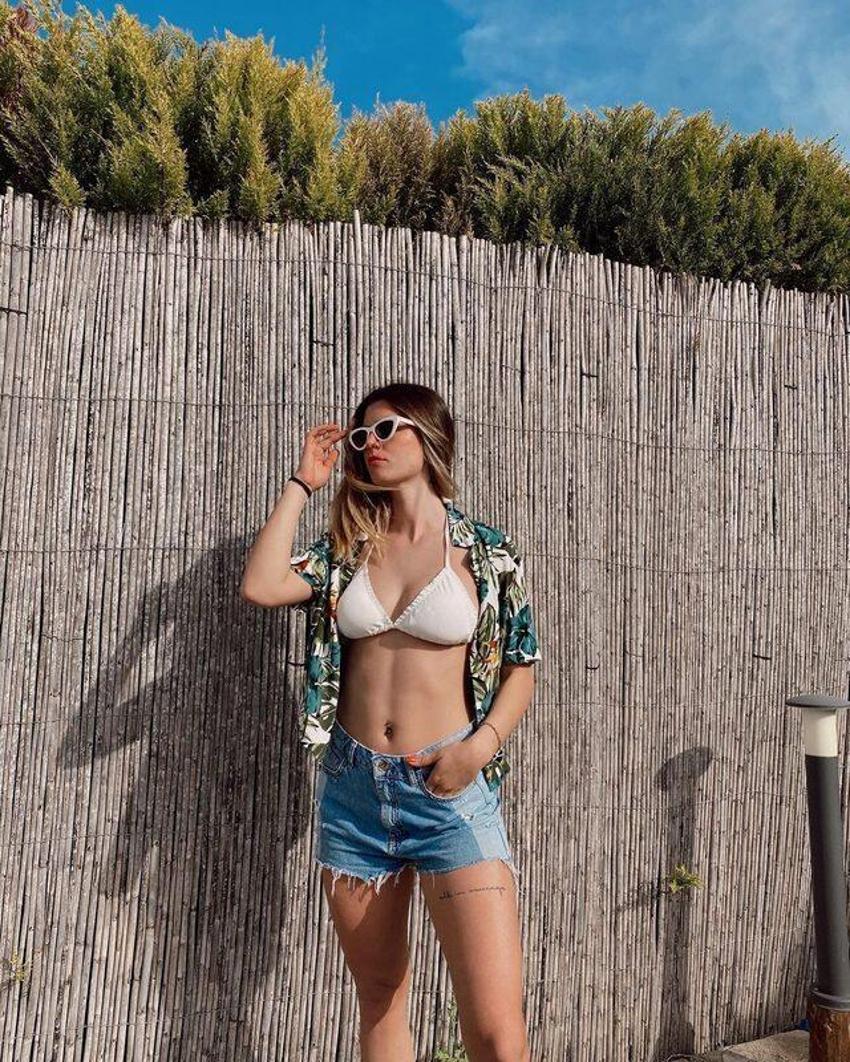 Survivor Sude Burcu'nun kardeşini gören inanamıyor! Bikinili pozları Instagram'ı salladı...