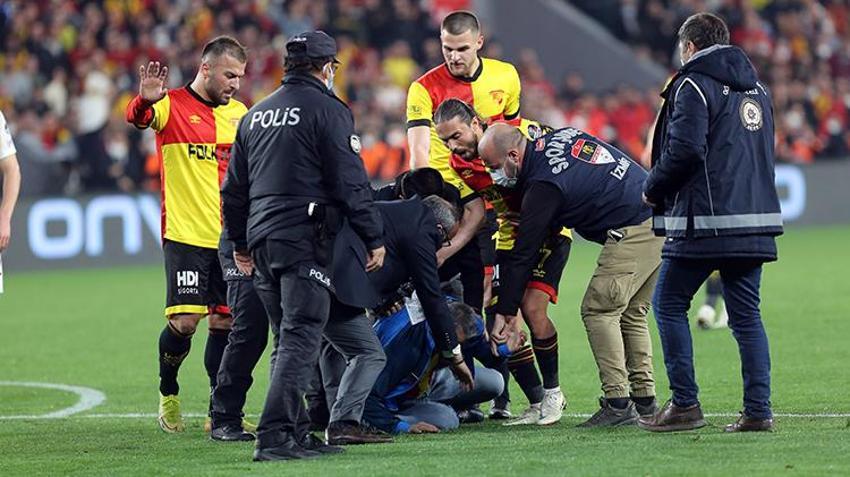 Göztepe - Galatasaray maçında ortalık karıştı! Taraftar sahaya girdi, koridorlar karıştı, İrfan Can deliye döndü...