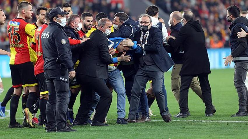 Göztepe - Galatasaray maçında ortalık karıştı! Taraftar sahaya girdi, koridorlar karıştı, İrfan Can deliye döndü...