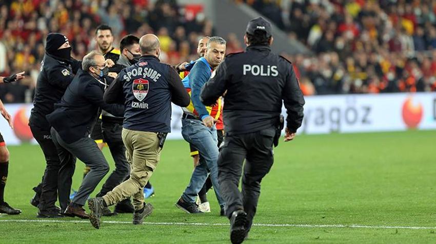 Göztepe - Galatasaray maçında ortalık karıştı! Taraftar sahaya girdi, koridorlar karıştı, İrfan Can deliye döndü...