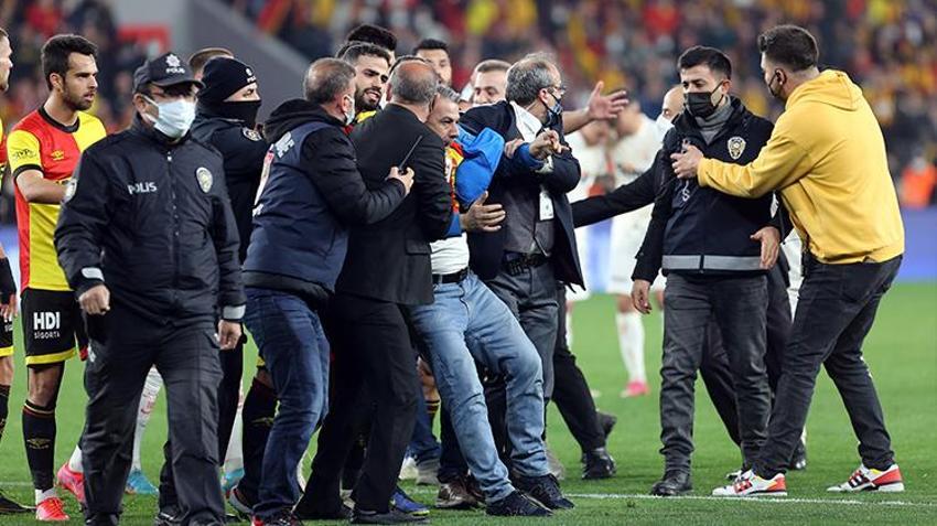 Göztepe - Galatasaray maçında ortalık karıştı! Taraftar sahaya girdi, koridorlar karıştı, İrfan Can deliye döndü...