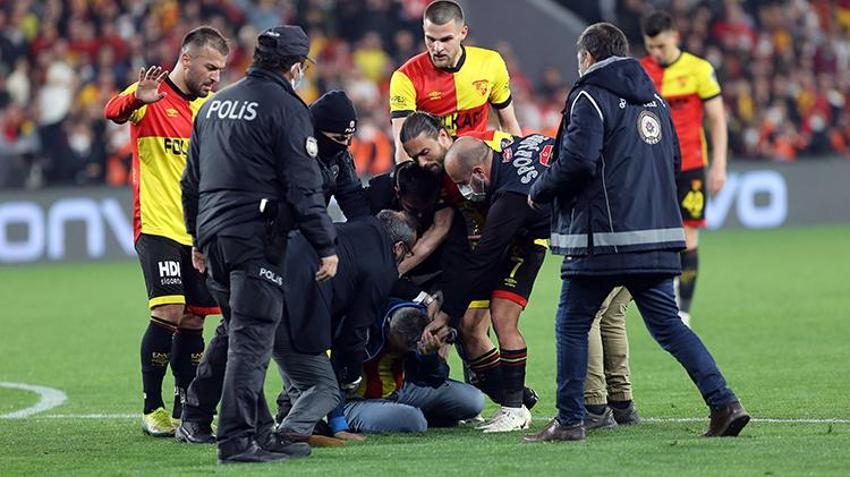Göztepe - Galatasaray maçında ortalık karıştı! Taraftar sahaya girdi, koridorlar karıştı, İrfan Can deliye döndü...