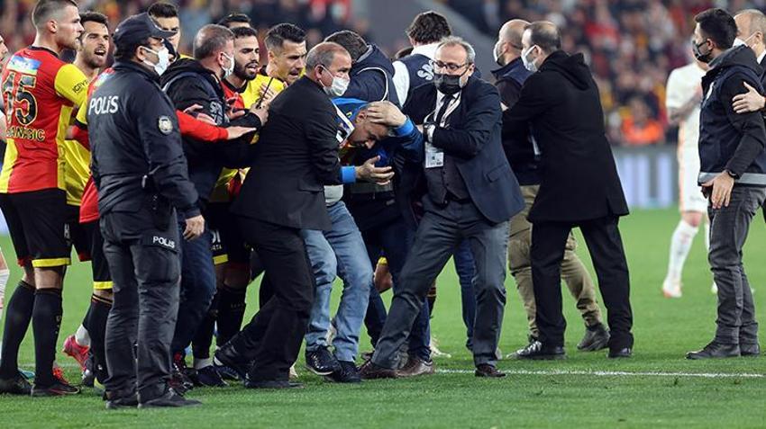 Göztepe - Galatasaray maçında ortalık karıştı! Taraftar sahaya girdi, koridorlar karıştı, İrfan Can deliye döndü...