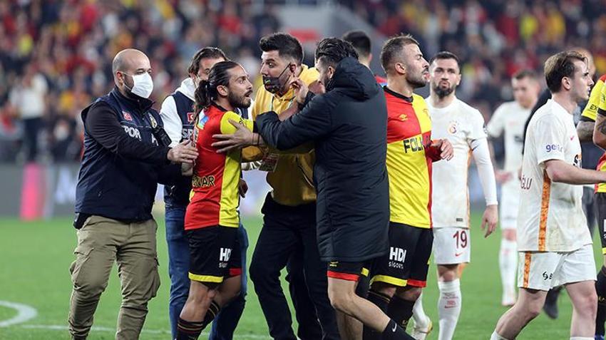 Göztepe - Galatasaray maçında ortalık karıştı! Taraftar sahaya girdi, koridorlar karıştı, İrfan Can deliye döndü...