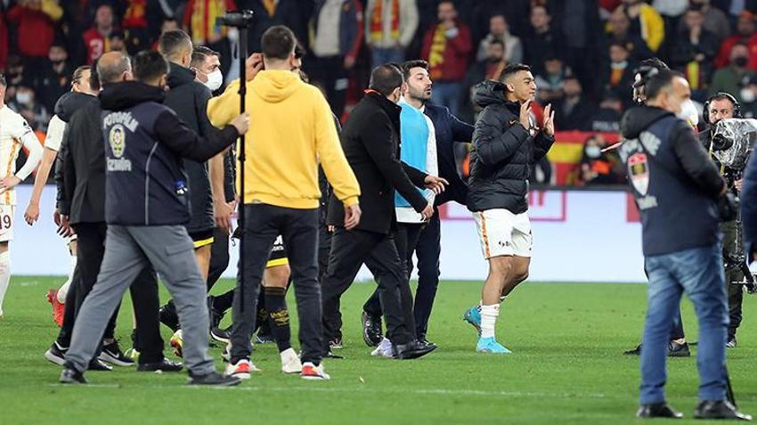 Göztepe - Galatasaray maçında ortalık karıştı! Taraftar sahaya girdi, koridorlar karıştı, İrfan Can deliye döndü...