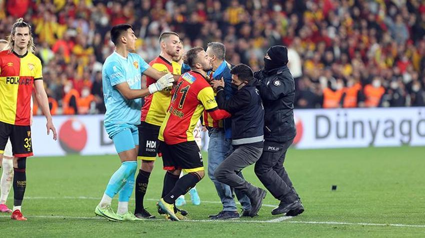 Göztepe - Galatasaray maçında ortalık karıştı! Taraftar sahaya girdi, koridorlar karıştı, İrfan Can deliye döndü...