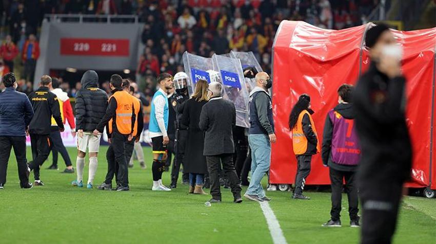 Göztepe - Galatasaray maçında ortalık karıştı! Taraftar sahaya girdi, koridorlar karıştı, İrfan Can deliye döndü...