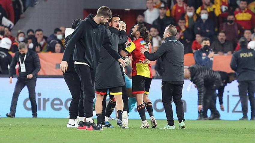 Göztepe - Galatasaray maçında ortalık karıştı! Taraftar sahaya girdi, koridorlar karıştı, İrfan Can deliye döndü...