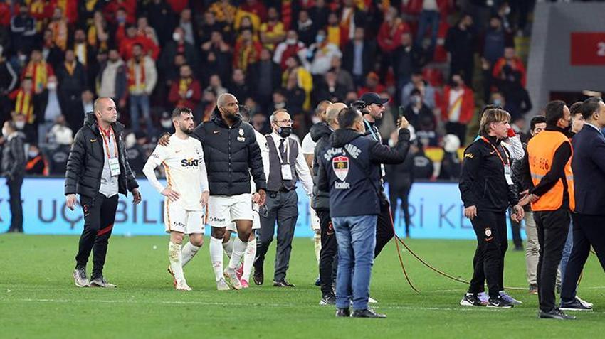 Göztepe - Galatasaray maçında ortalık karıştı! Taraftar sahaya girdi, koridorlar karıştı, İrfan Can deliye döndü...