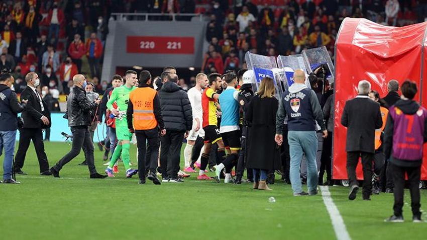Göztepe - Galatasaray maçında ortalık karıştı! Taraftar sahaya girdi, koridorlar karıştı, İrfan Can deliye döndü...