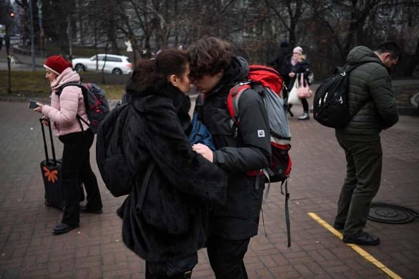 Ukrayna’da başkent Kiev’de sirenler çalıyor, halk kenti terk ediyor!