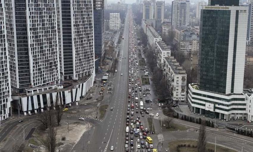 Ukrayna’da başkent Kiev’de sirenler çalıyor, halk kenti terk ediyor!