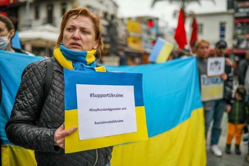 Rus pasaportlarını yakıyorlar! Dünyadan tepki yağıyor, protestolar başladı İstanbul ve Antalya'da da...
