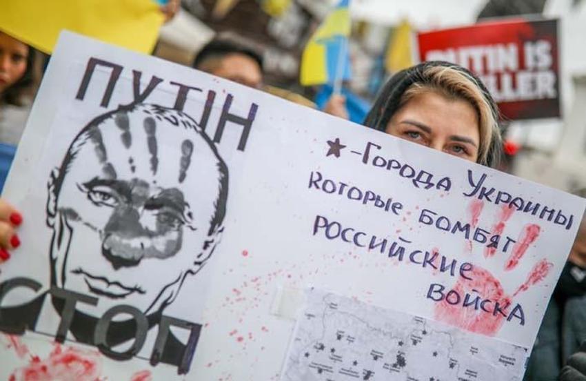Rus pasaportlarını yakıyorlar! Dünyadan tepki yağıyor, protestolar başladı İstanbul ve Antalya'da da...