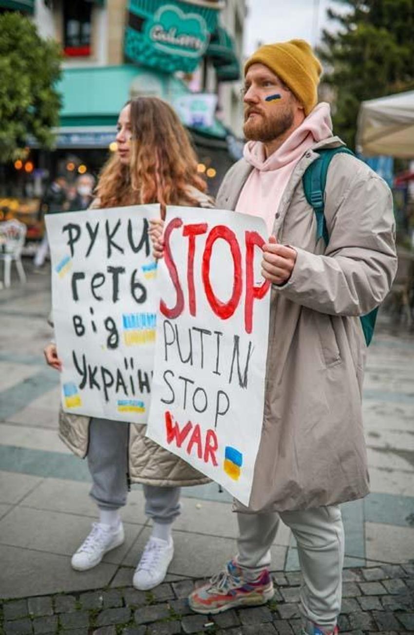 Rus pasaportlarını yakıyorlar! Dünyadan tepki yağıyor, protestolar başladı İstanbul ve Antalya'da da...