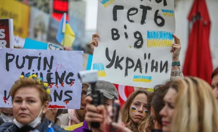 Rus pasaportlarını yakıyorlar! Dünyadan tepki yağıyor, protestolar başladı İstanbul ve Antalya'da da...