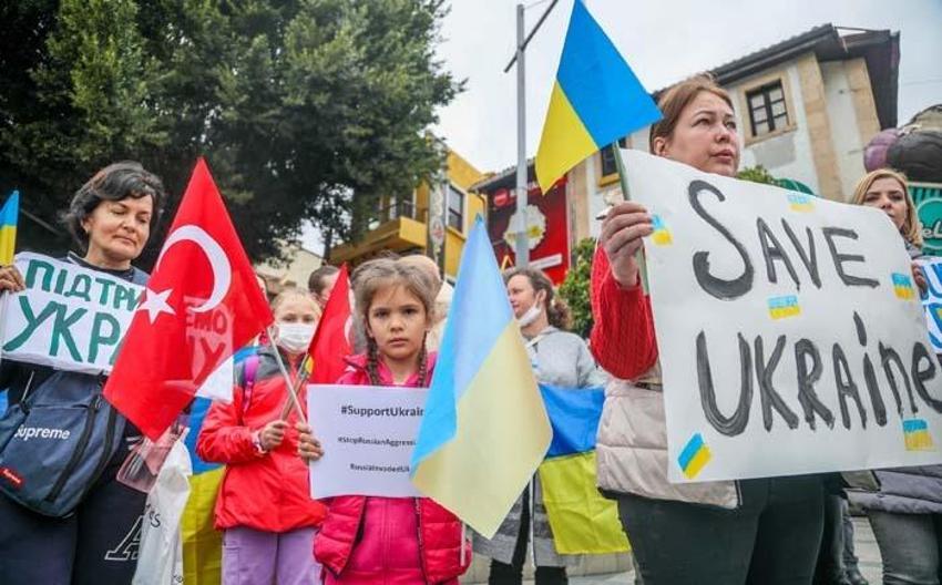 Rus pasaportlarını yakıyorlar! Dünyadan tepki yağıyor, protestolar başladı İstanbul ve Antalya'da da...