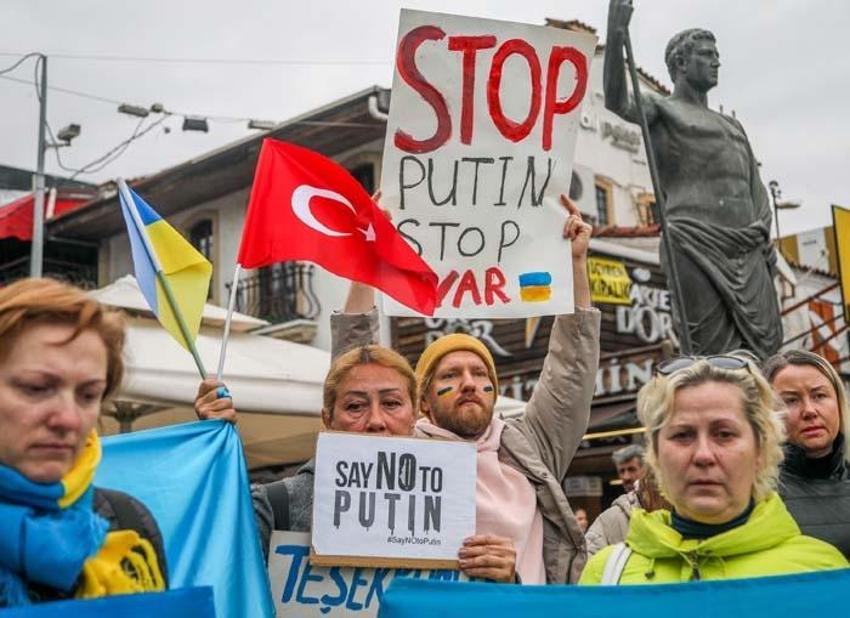 Rus pasaportlarını yakıyorlar! Dünyadan tepki yağıyor, protestolar başladı İstanbul ve Antalya'da da...