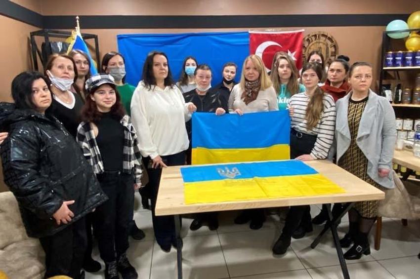 Rus pasaportlarını yakıyorlar! Dünyadan tepki yağıyor, protestolar başladı İstanbul ve Antalya'da da...