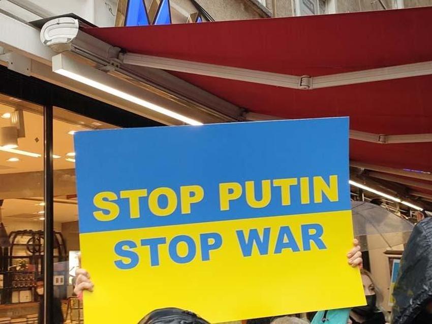 Rus pasaportlarını yakıyorlar! Dünyadan tepki yağıyor, protestolar başladı İstanbul ve Antalya'da da...