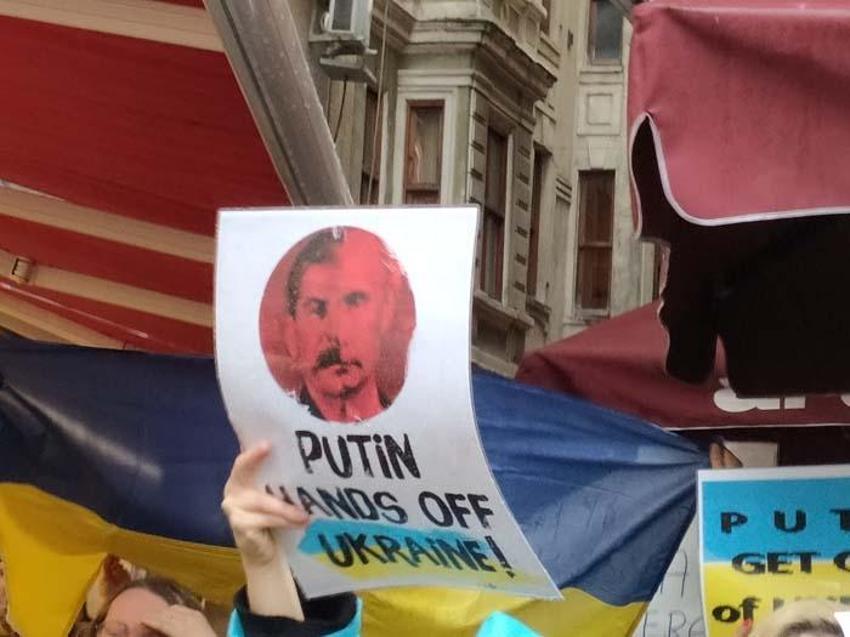 Rus pasaportlarını yakıyorlar! Dünyadan tepki yağıyor, protestolar başladı İstanbul ve Antalya'da da...