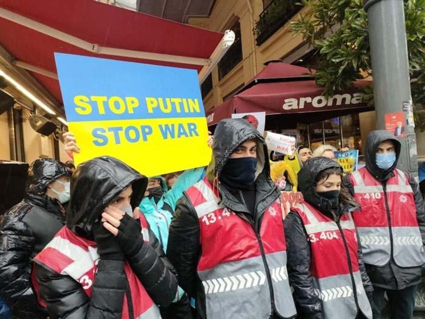 Rus pasaportlarını yakıyorlar! Dünyadan tepki yağıyor, protestolar başladı İstanbul ve Antalya'da da...
