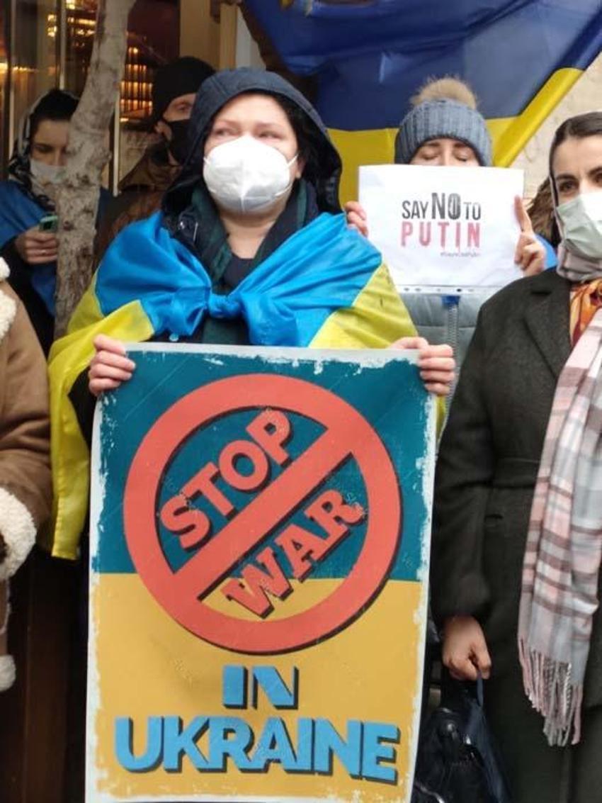 Rus pasaportlarını yakıyorlar! Dünyadan tepki yağıyor, protestolar başladı İstanbul ve Antalya'da da...