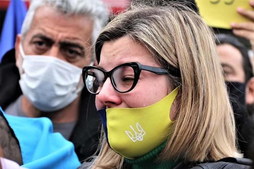 Rus pasaportlarını yakıyorlar! Dünyadan tepki yağıyor, protestolar başladı İstanbul ve Antalya'da da...