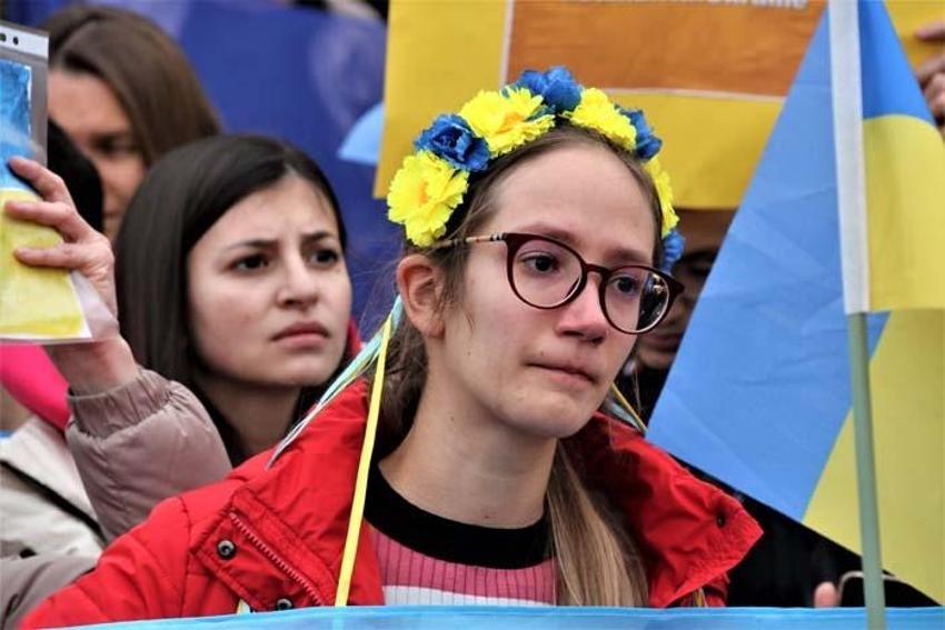 Rus pasaportlarını yakıyorlar! Dünyadan tepki yağıyor, protestolar başladı İstanbul ve Antalya'da da...