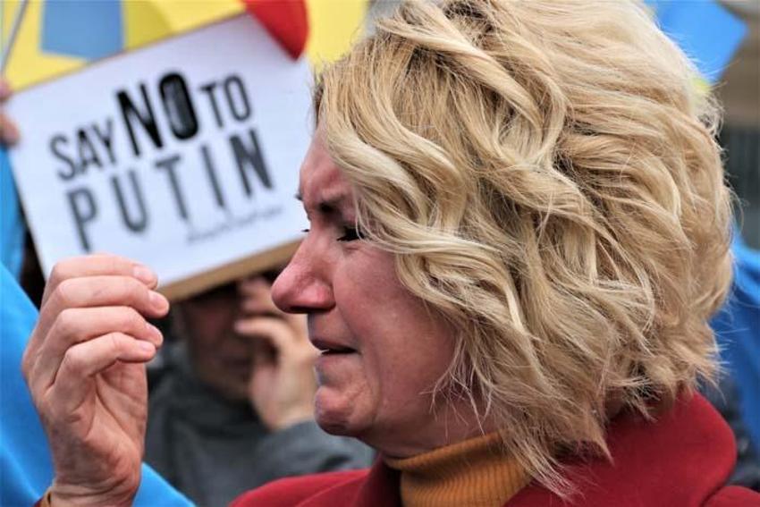Rus pasaportlarını yakıyorlar! Dünyadan tepki yağıyor, protestolar başladı İstanbul ve Antalya'da da...
