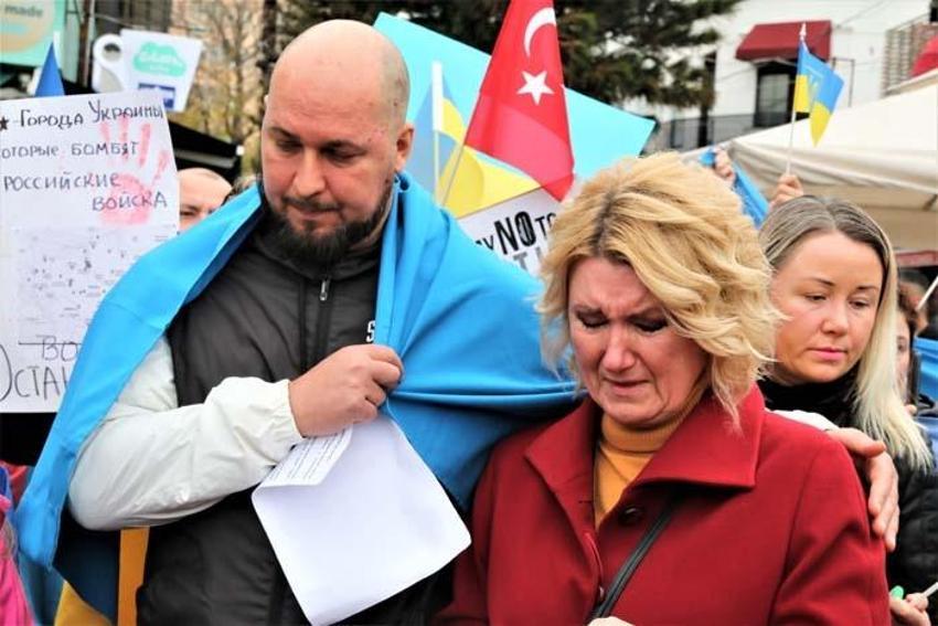 Rus pasaportlarını yakıyorlar! Dünyadan tepki yağıyor, protestolar başladı İstanbul ve Antalya'da da...