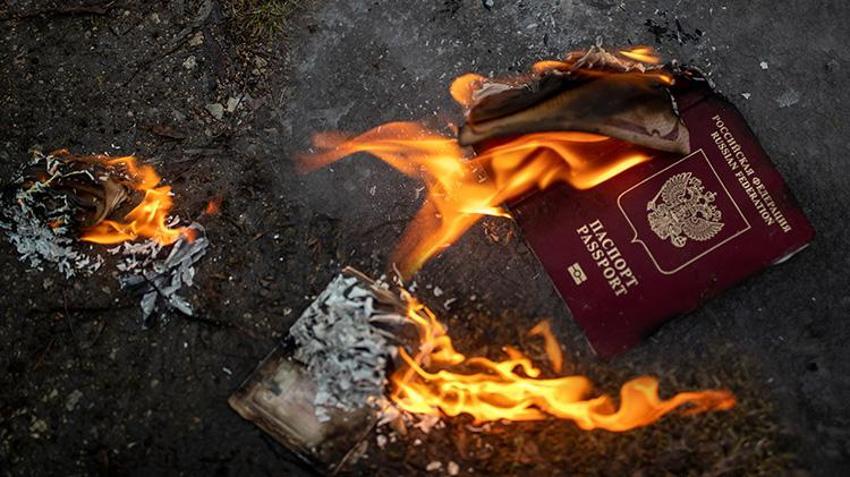 Rus pasaportlarını yakıyorlar! Dünyadan tepki yağıyor, protestolar başladı İstanbul ve Antalya'da da...