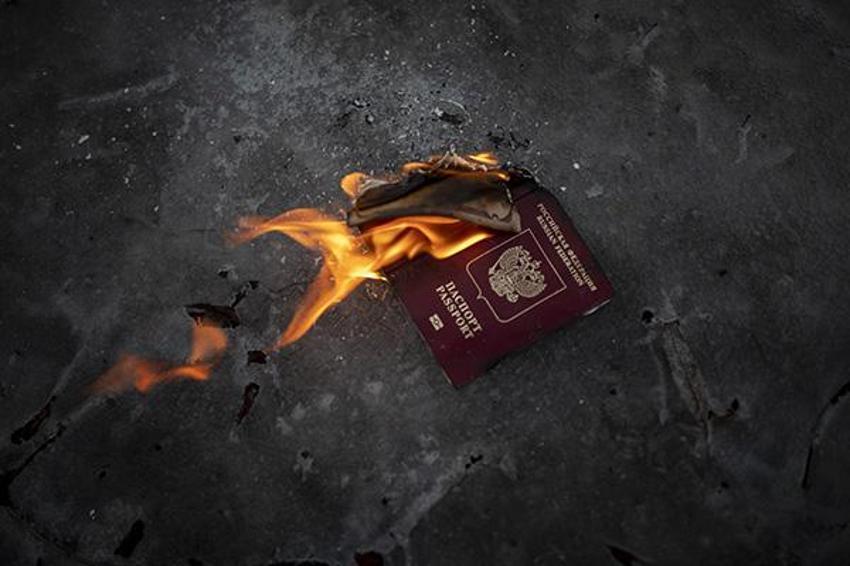 Rus pasaportlarını yakıyorlar! Dünyadan tepki yağıyor, protestolar başladı İstanbul ve Antalya'da da...